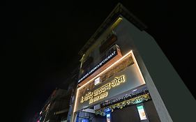 Treebo Shree Sai Suites - 2Km From Mahalaxmi Temple